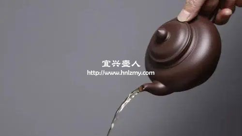 有的壺型按住氣孔也會流水是正常的