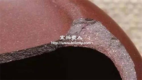 紫砂壺?cái)嗝嬷虚g是黑色的是什么原因
