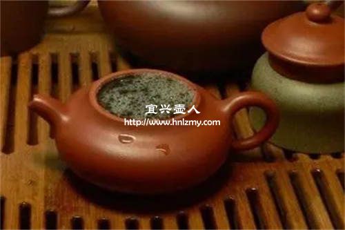不同的沖泡方法也會讓紫砂壺泡茶出現(xiàn)泡沫