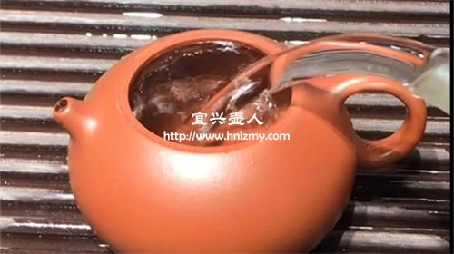 紫砂壺倒入熱水為什么有滋滋的聲音