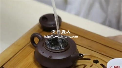紫砂壺倒入熱水為什么有滋滋的聲音