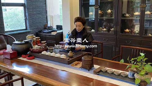 紫砂壺大師李霓做壺