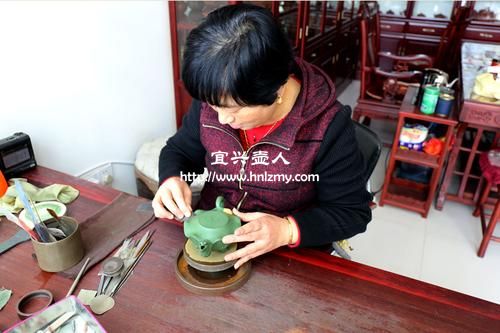 國家工藝美術師蔣美珍老師做壺圖片