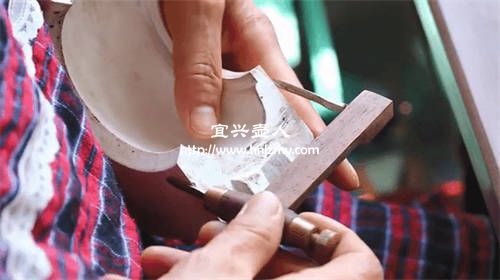 機(jī)車(chē)壺滾壓成型過(guò)程中會(huì)在壺內(nèi)留下一些痕跡