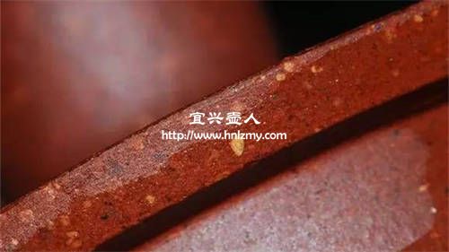 原礦泥料的沙粒是不均勻的，化工壺一般比較均勻