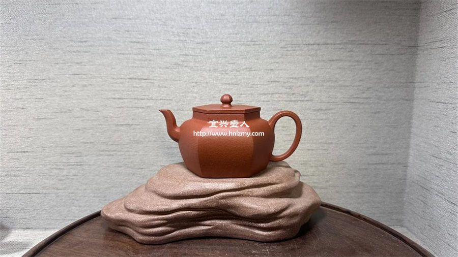 一把成型的紫砂壺方壺