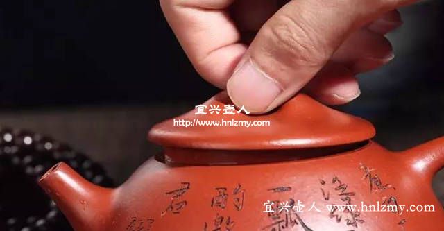 旋轉(zhuǎn)壺蓋聽紫砂壺聲音