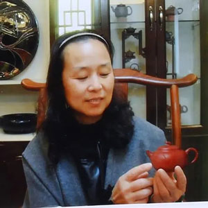 鮑玉華正在做壺