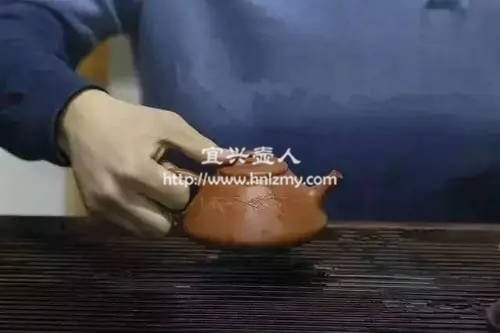 有人拿壺手指會(huì)放進(jìn)壺把中間