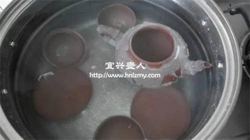 水煮后泛白可能是水垢或者打蠟壺