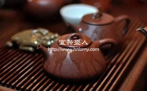 錯(cuò)誤養(yǎng)壺方法茶湯淋后不清洗