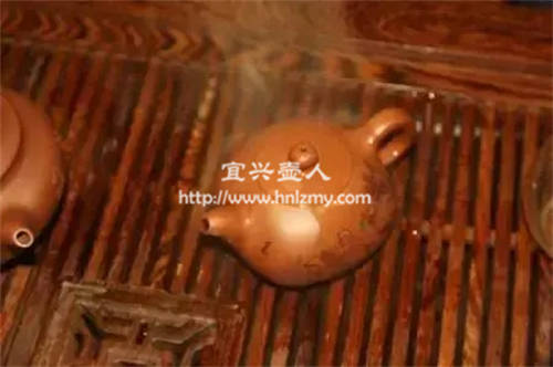 養(yǎng)紫砂壺是用茶水好還是用清水好