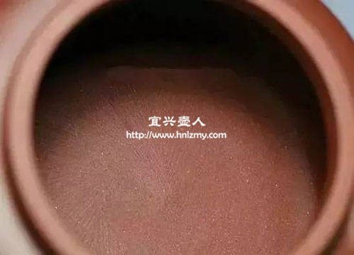 壺內底部放射狀的亮白色紋路